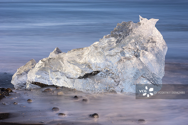 冰川湖Jokulsarlon附近的黑火山钻石海滩上的冰山。图片素材