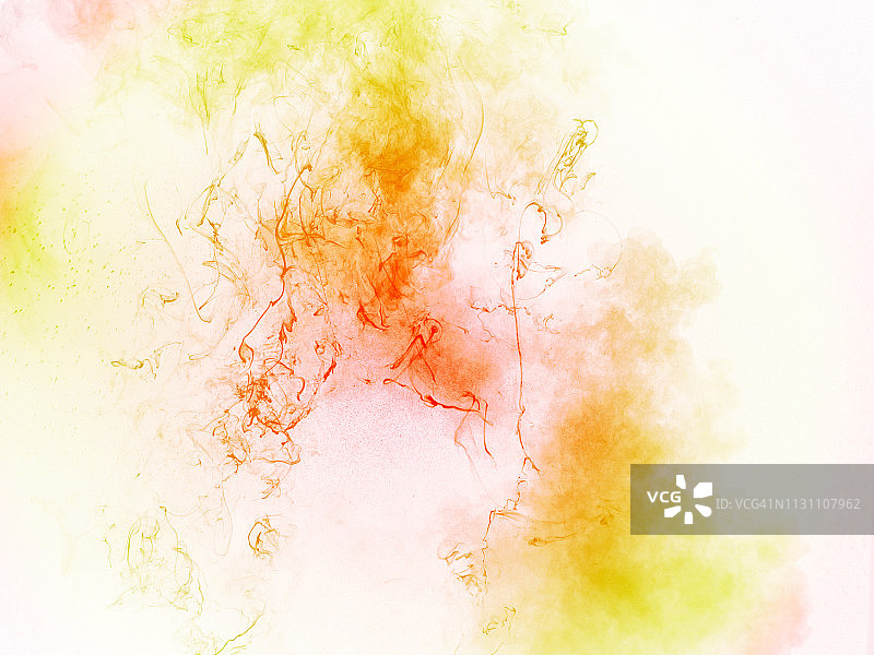 在白色的背景下，由粉末颗粒和黄色烟雾组成的云团撞击而成的爆炸。图片素材