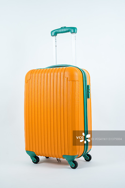有轮子的橙色大旅行箱。手推车袋透视视图图片素材