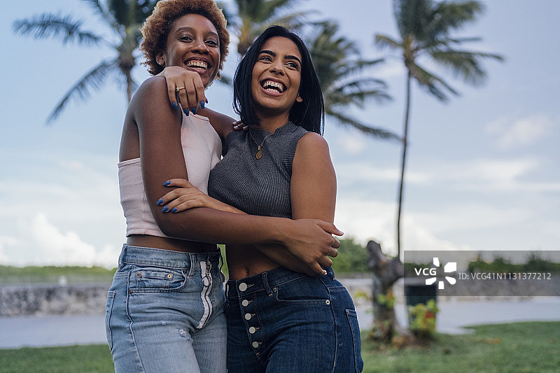 两个快乐的女性朋友在公园里拥抱图片素材