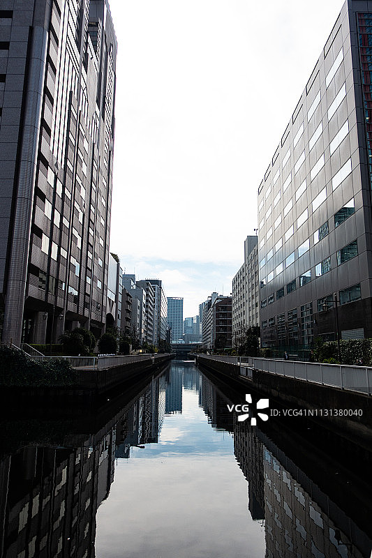 日本东京港区新芝浦运河沿岸的住宅和办公楼图片素材