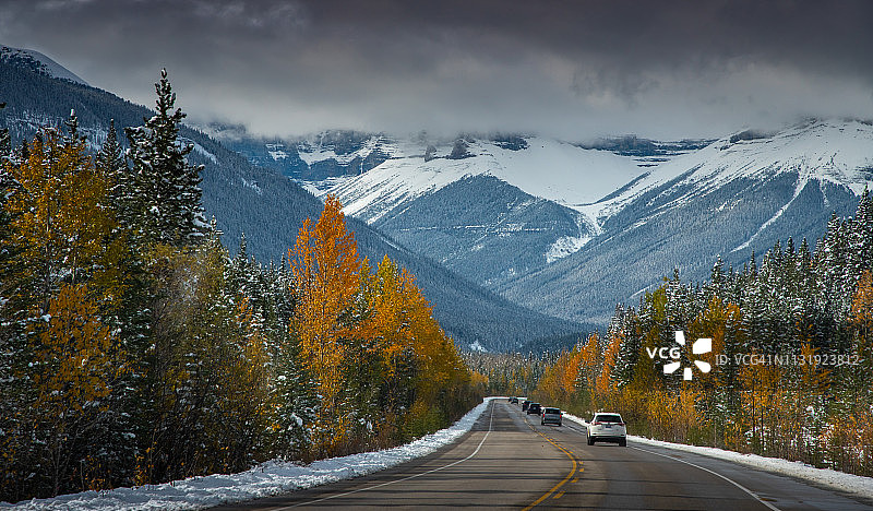 位于加拿大阿尔伯塔省落基山脉班夫和贾斯珀国家公园之间的冰原公园路图片素材