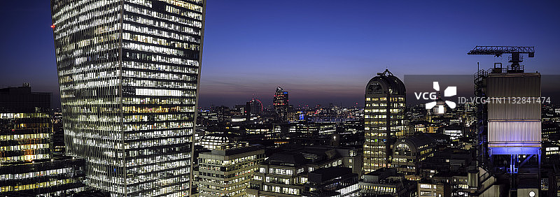 黄昏时的伦敦城际线的高角度景观图片素材