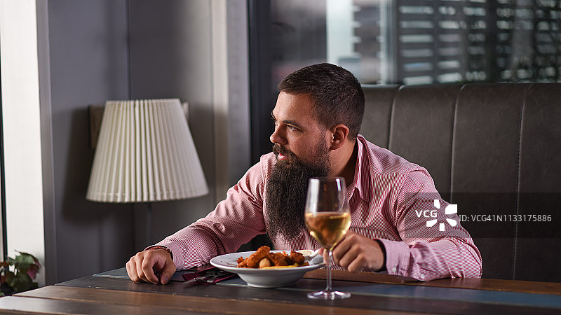一个单身男人坐在餐馆里图片素材