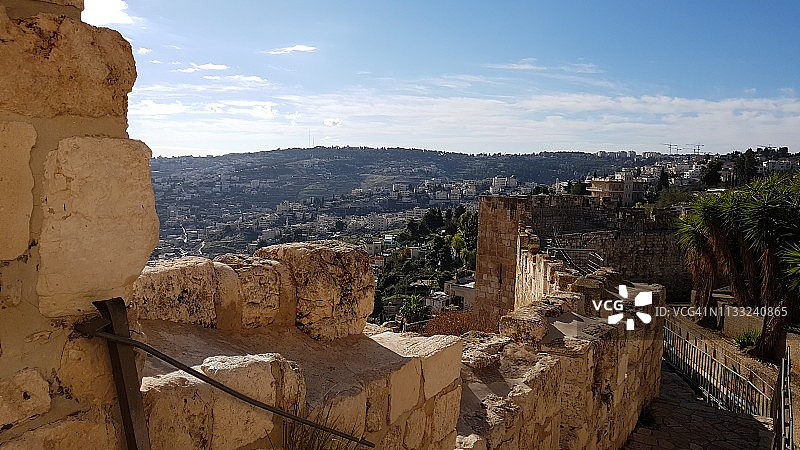 耶路撒冷老城城墙的细节与耶路撒冷郊区的景观图片素材