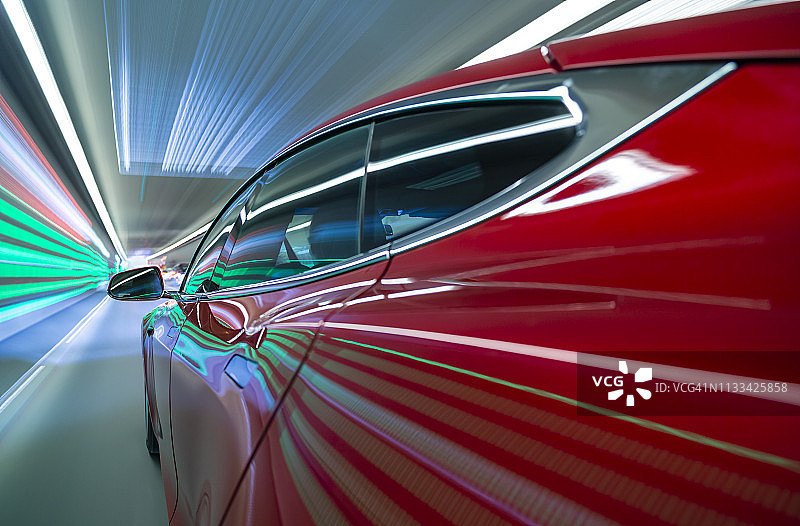 电动的红色美国汽车在隧道在城市高速公路在慕尼黑市。图片素材