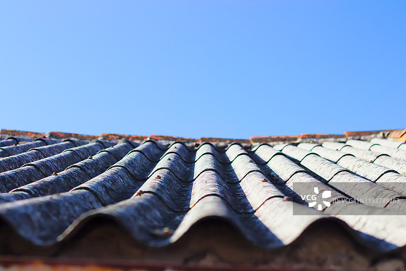 近距离和低角度的屋顶层瓦的屋顶图片素材