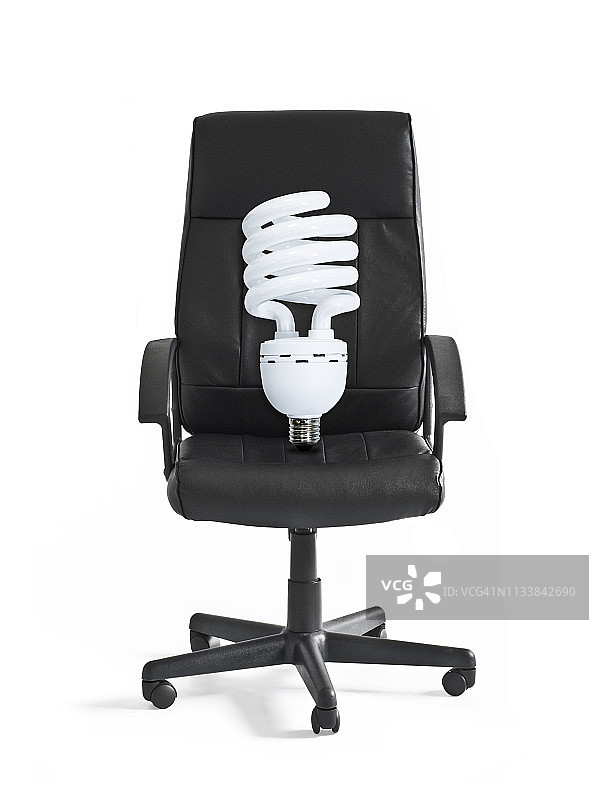 办公椅上的节能灯泡图片素材
