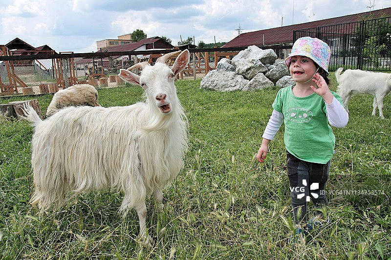 东欧罗马尼亚农场上的3岁小女孩图片素材