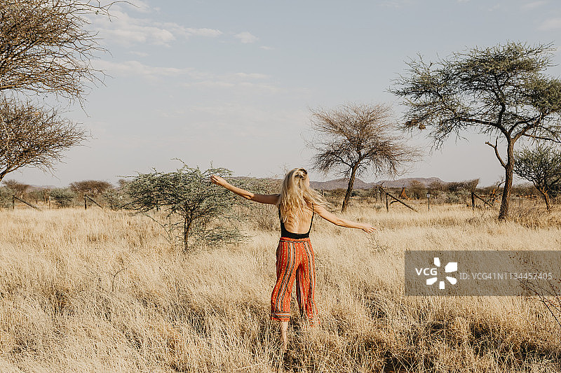 非洲，纳米比亚，草原上的金发女人图片素材
