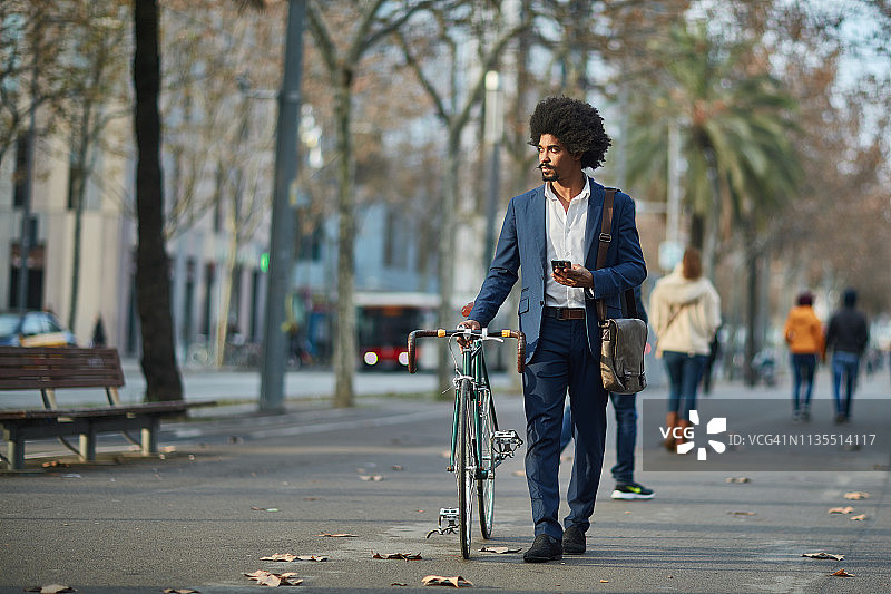 商人骑着自行车走在街上图片素材