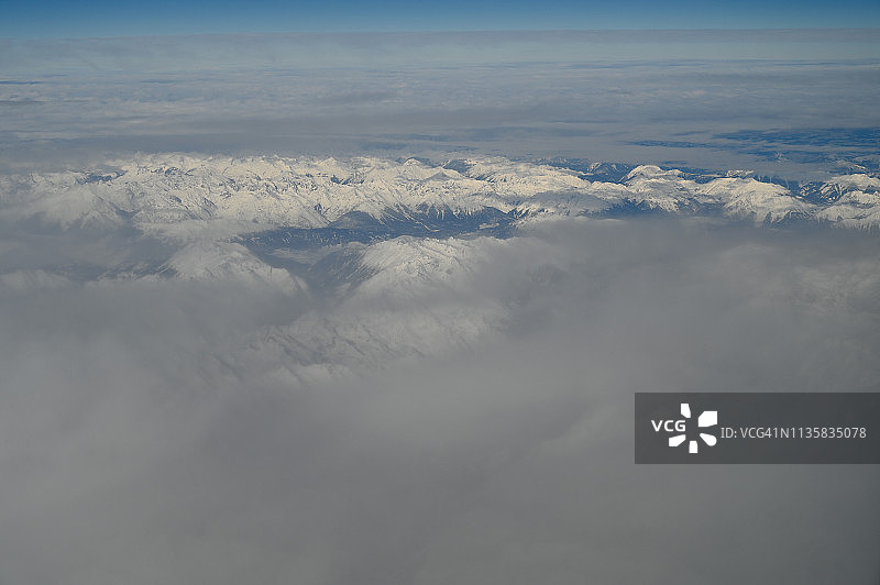 冬季雪山的鸟瞰图图片素材