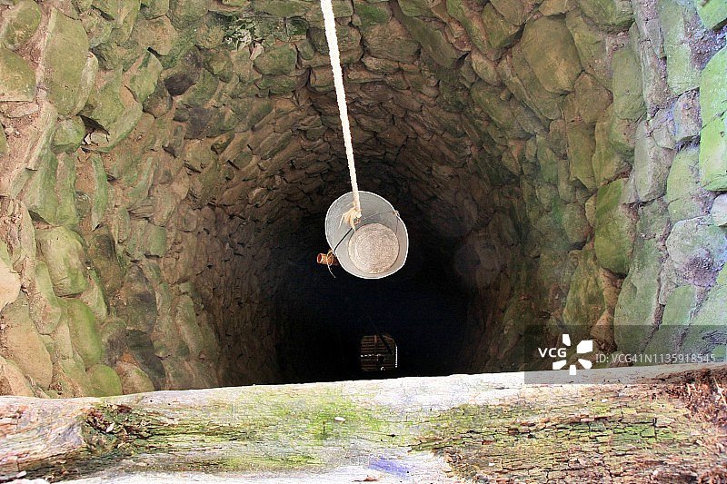 这是罗马尼亚特兰西瓦尼亚乡村里的一个深水井。图片素材