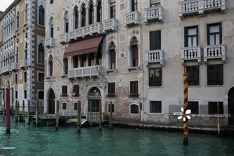 意大利威尼斯大运河河岸上的威尼斯宫殿图片素材