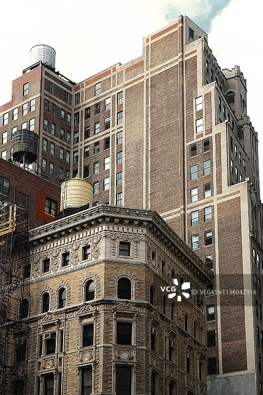 纽约曼哈顿联合广场附近的百老汇大街上重叠的历史建筑图片素材
