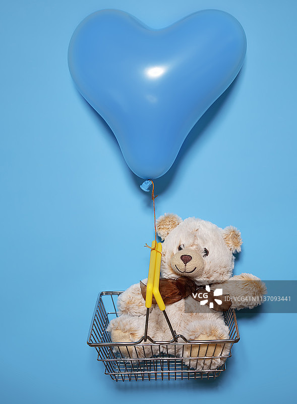 蓝色心形气球关心一个泰迪熊图片素材