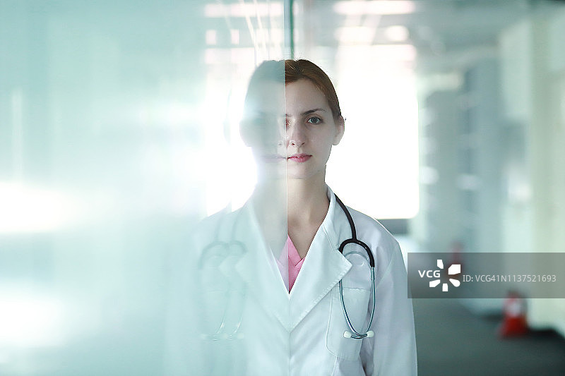医生站在医院走廊上图片素材