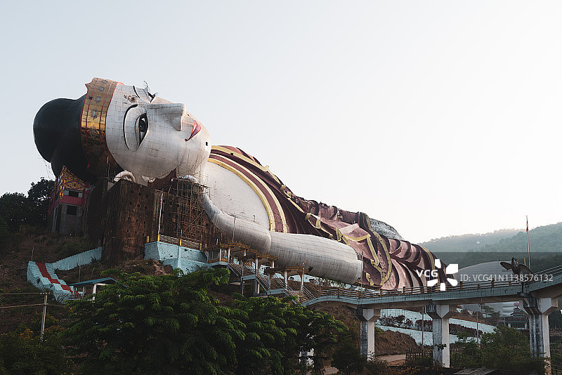 世界上最大的卧佛雕像，长180米，位于缅甸南部毛淡棉附近图片素材