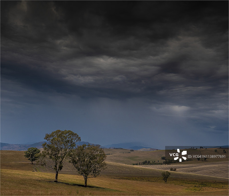 戏剧性的夏季风暴横扫图马附近的乡村，阿尔卑斯高地国家，南新南威尔士州，澳大利亚。图片素材