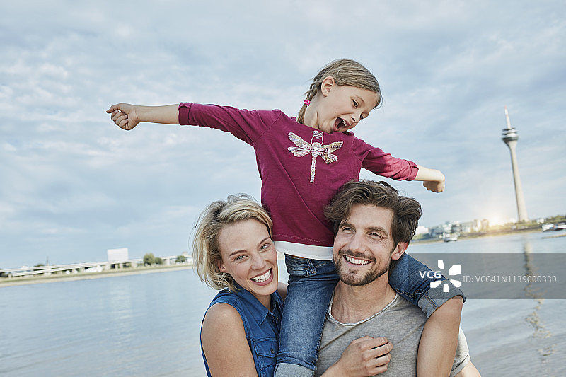 德国，杜塞尔多夫，幸福的家庭和女儿在莱茵河岸边图片素材