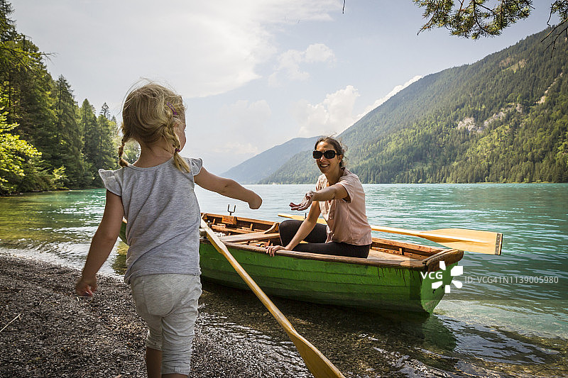 奥地利，卡林西亚，威森塞，母亲和女儿在湖边划船图片素材