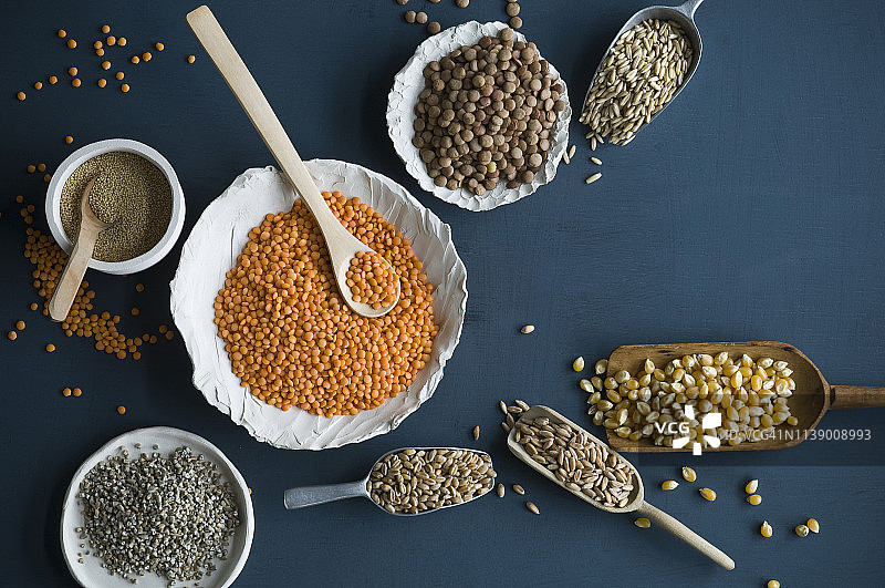 红扁豆，褐扁豆，苋菜，小麦，斯佩尔特小麦和玉米放在碗里和勺子上图片素材