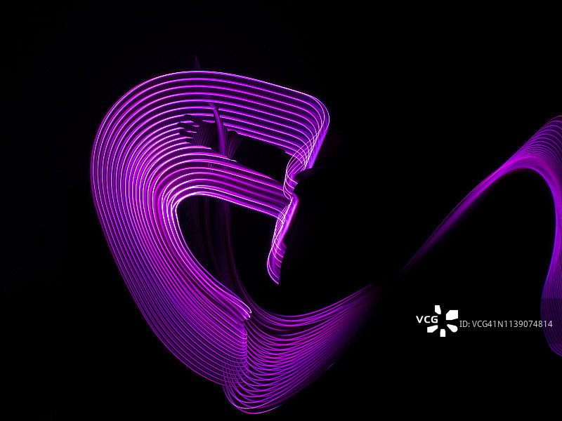 紫色的线条在3D中形成一个网。它们出自人的手图片素材