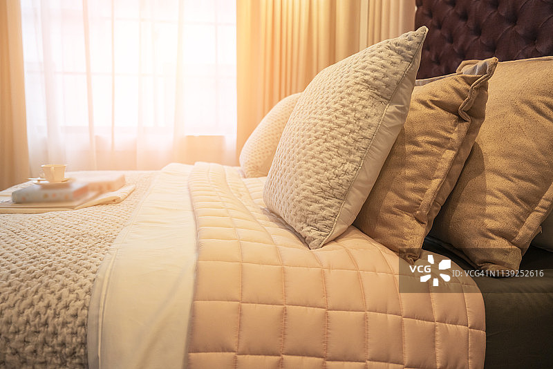 美丽卧室的床上堆满了干净的白色枕头和床单。特写镜头。室内背景图片素材