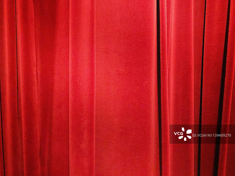 红色天鹅绒窗帘图片素材