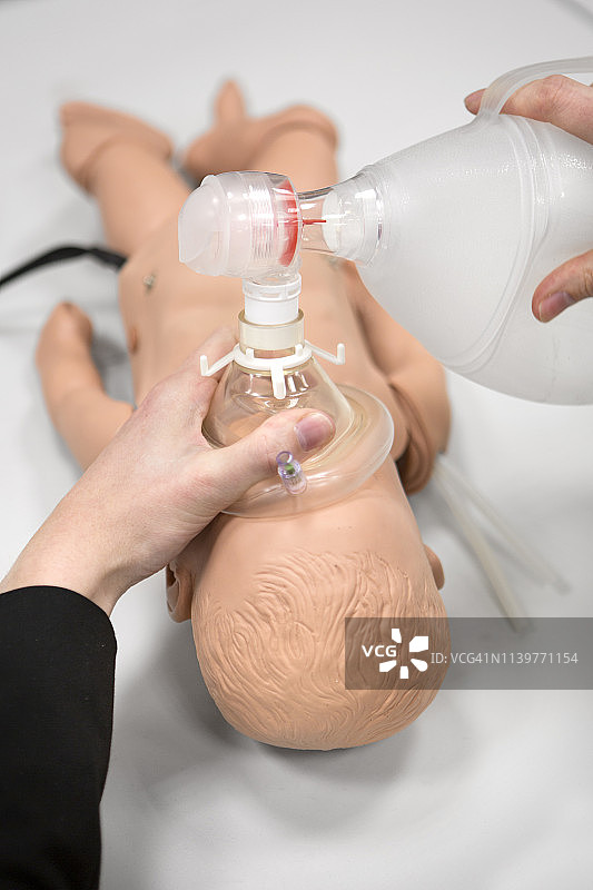 急救-婴儿假心肺复苏训练。气道压力释放通气图片素材