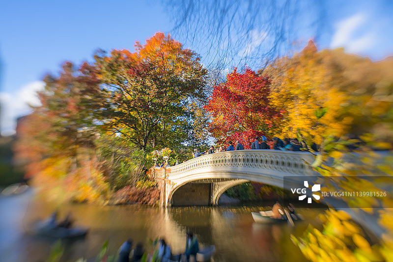 11月3日，在美国纽约中央湖公园，秋色树木环绕着弓桥。图片素材