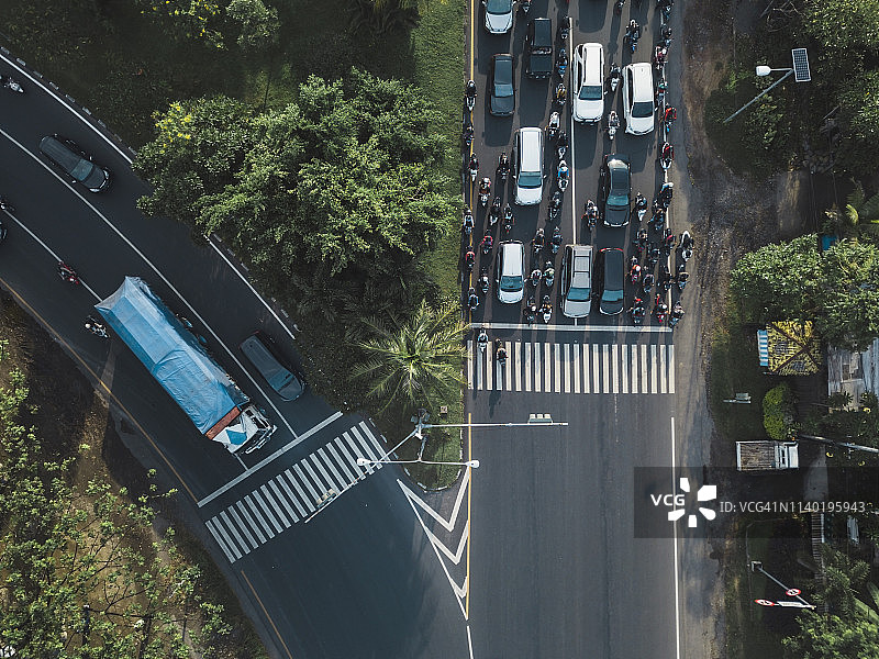 印度尼西亚，巴厘岛，萨努尔，汽车，摩托车和一辆卡车在路上的鸟瞰图图片素材