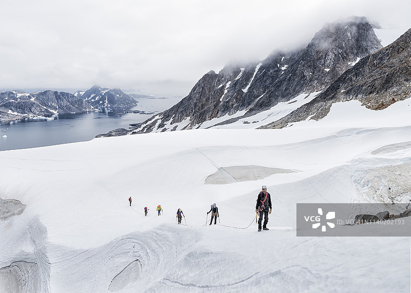 格陵兰，瑟默苏克，库鲁苏克，瑞士阿尔卑斯山，一群人在雪中行走图片素材