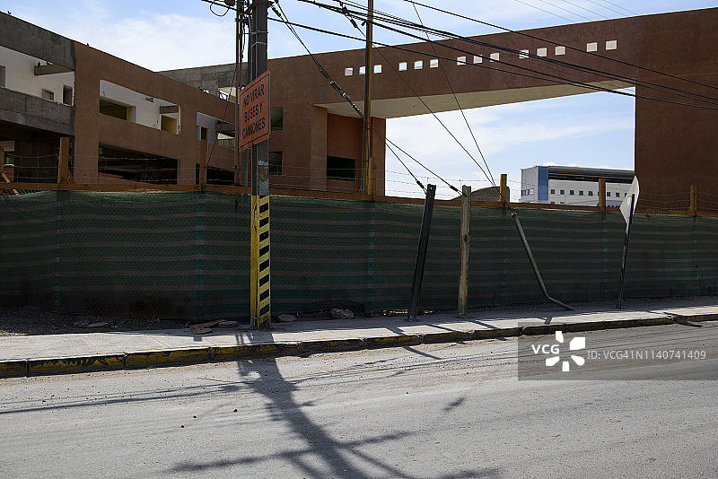建筑工地和城市街道在卡拉马，智利图片素材