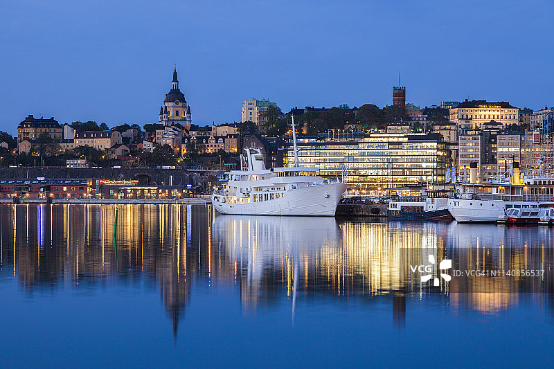 日落时分，瑞典斯德哥尔摩河上的船只图片素材