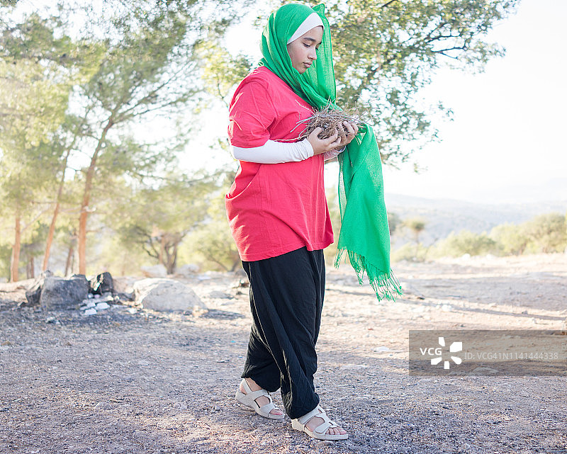穆斯林少女在大自然中行走图片素材