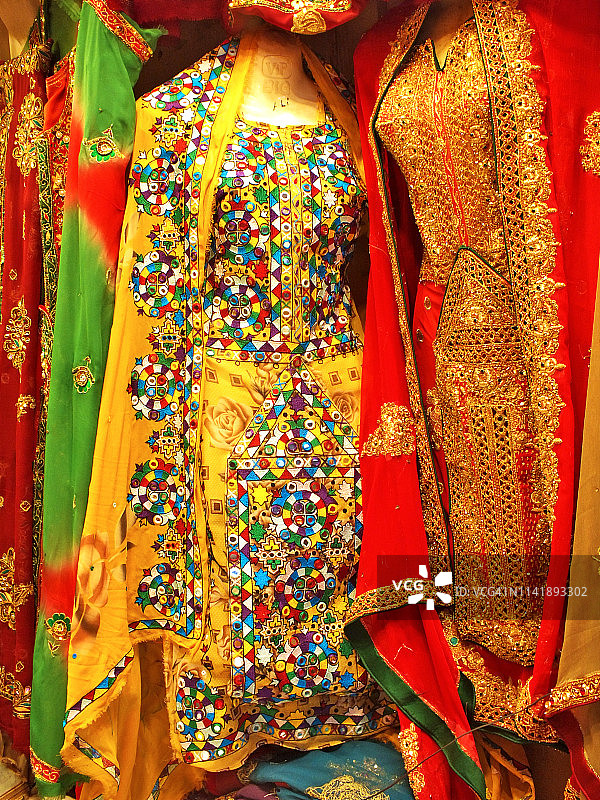 传统的俾路支服饰在Jama布业市场出售图片素材