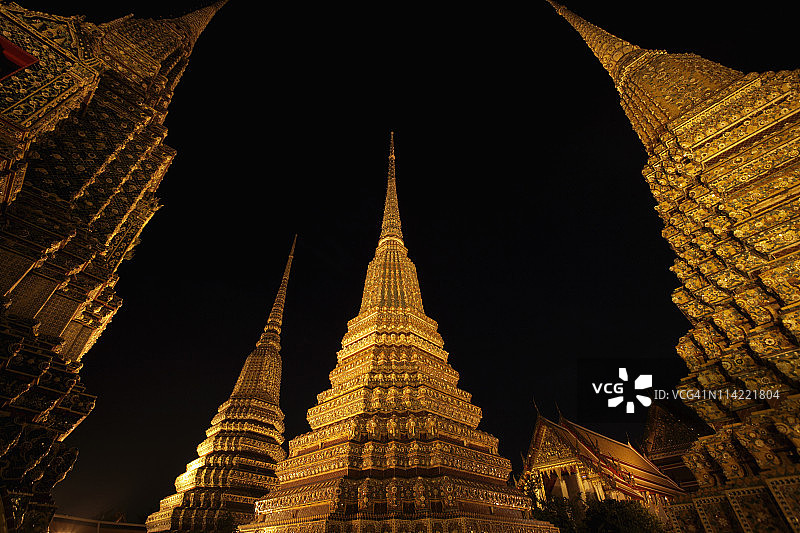 泰国卧佛寺的夜景图片素材