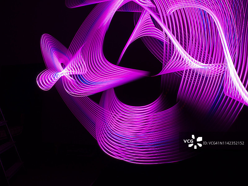 未来主义的紫色曲线线条。虚拟环境。3 d。图片素材