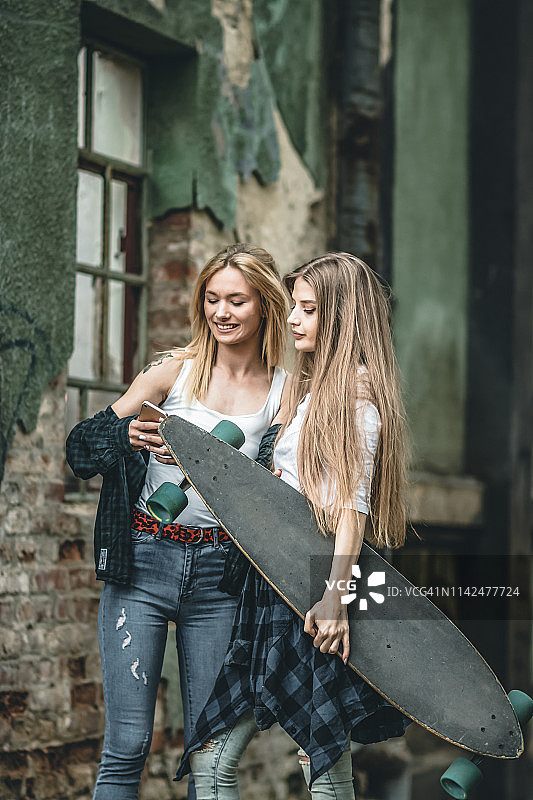 城市里的年轻女性滑板手图片素材