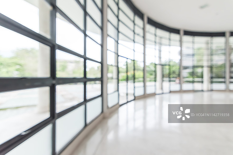 办公大楼商业大厅模糊的背景与模糊的玻璃窗户透明的墙壁内部视图内空的入口大厅图片素材