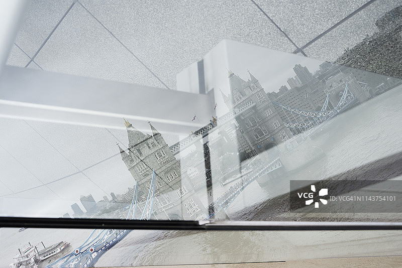 英国，伦敦，塔桥映在窗户上图片素材