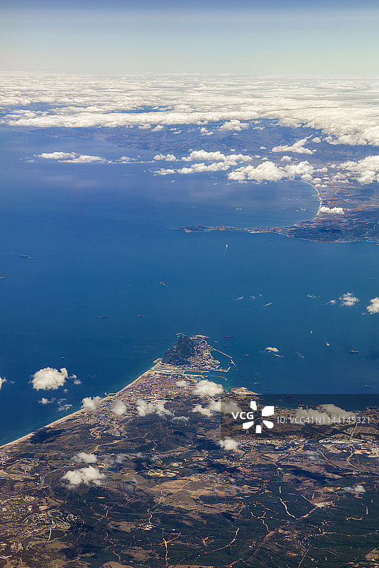 直布罗陀海峡，从空中俯瞰分隔欧洲大陆和非洲大陆以及地中海和大西洋的联盟。图片素材
