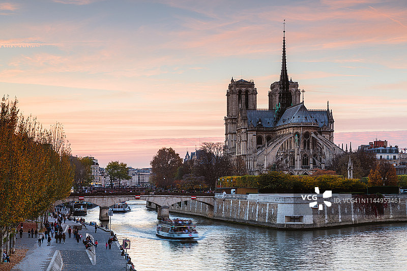 日落时的塞纳河和巴黎圣母院，法国巴黎图片素材