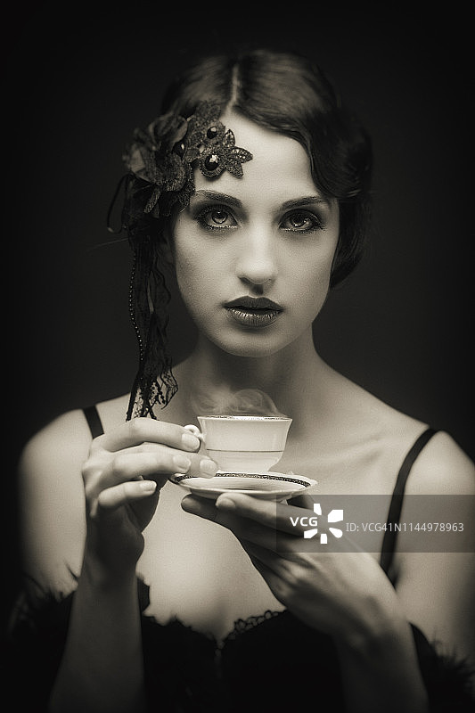 喝着热咖啡的复古女人图片素材