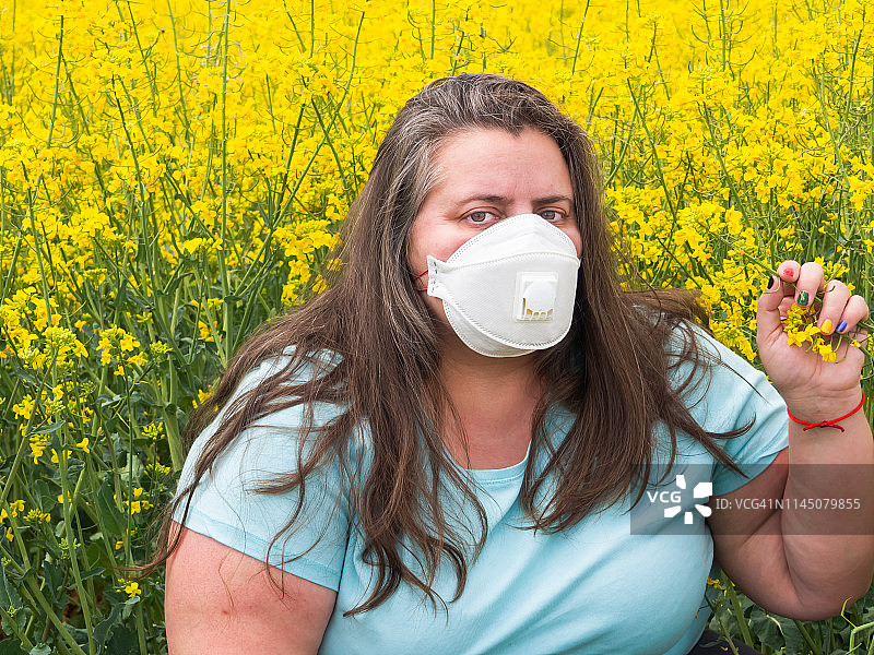 一个对花粉过敏的女人的肖像图片素材