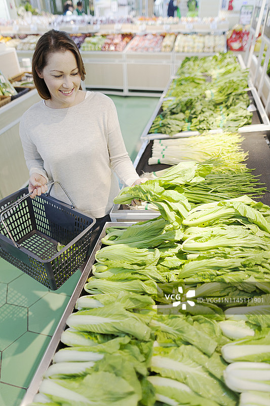 在超市买农产品的女人图片素材