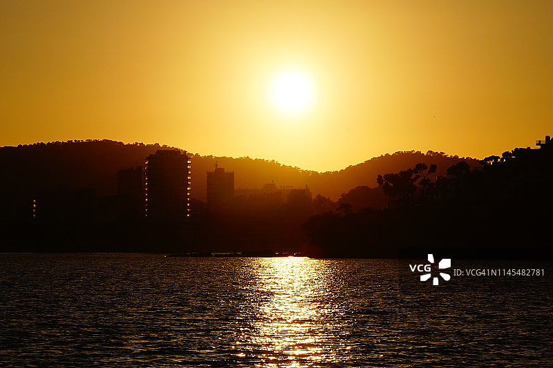 金色日落，帕尔马诺瓦，城市天际线，西班牙图片素材
