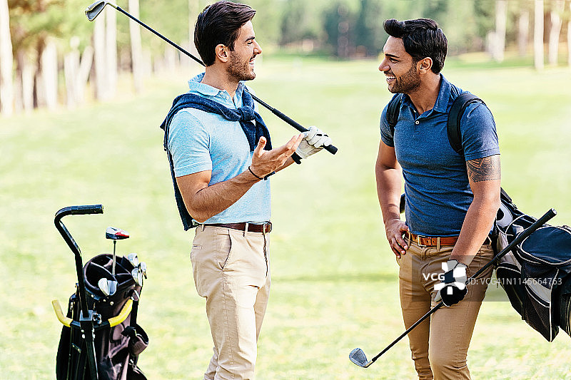 男性朋友在高尔夫球场上聊天图片素材