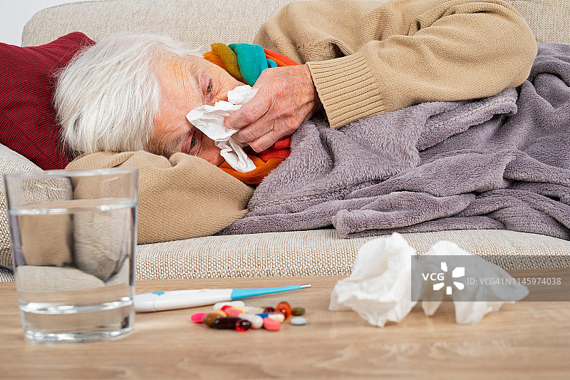 患有流感的老年妇女图片素材